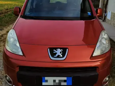 Usata Peugeot Partner Tepee Premium 92 CV (67 kW) 2010 Arancione Monovolume