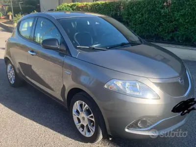 Usata Lancia Ypsilon 69 CV (50 kW) 2016 Grigio Utilitaria