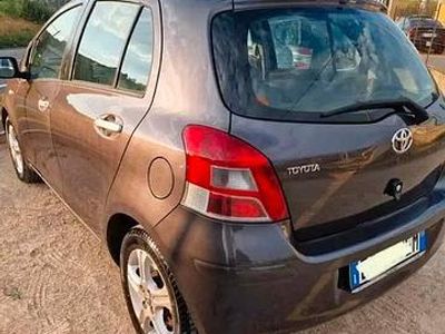 Usata Toyota Yaris 90 CV (66 kW) 2010 Grigio Utilitaria