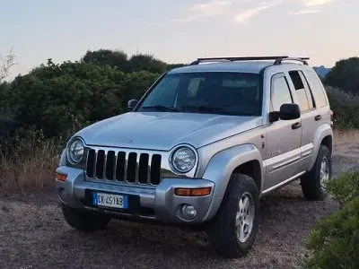 Usata Jeep Cherokee 143 CV (105 kW) 2003 Grigio SUV
