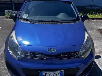 Usata Kia Rio 75 CV (55 kW) 2012 Blu Berlina