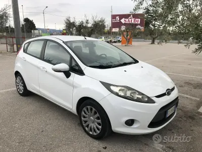 Usata Ford Fiesta 82 CV (60 kW) 2010 Bianco Berlina