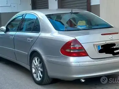 Usata Mercedes E270 177 CV (130 kW) 2003 Grigio Berlina