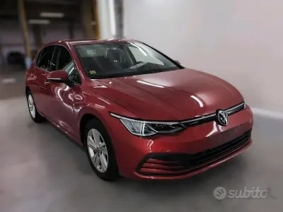 Usado VW Golf VIII Life 131 CV (96 kW) 2022 Rojo Berlina