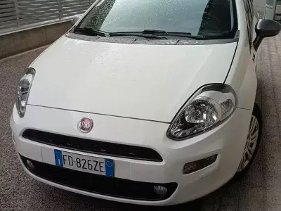 Usata Fiat Punto Young 69 CV (50 kW) 2016 Bianco Utilitaria