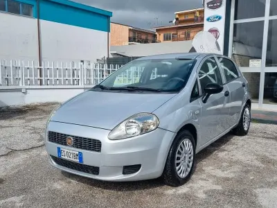 Begagnad Fiat Punto Lounge 75 HK (55 kW) 2013 Grå Halvkombi