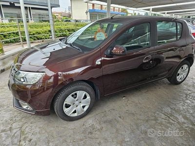 Usata Dacia Sandero Lauréate 75 CV (55 kW) 2018 Marrone Berlina