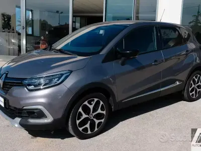 Usado Renault Captur Intens 110 CV (80 kW) 2017 Gris SUV