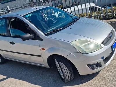 Begagnad Ford Fiesta 75 HK (55 kW) 2004 Grå Halvkombi