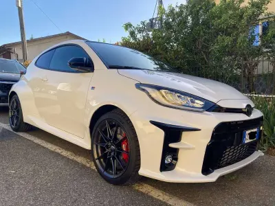 Usata Toyota Yaris 261 CV (191 kW) 2024 Bianco Utilitaria