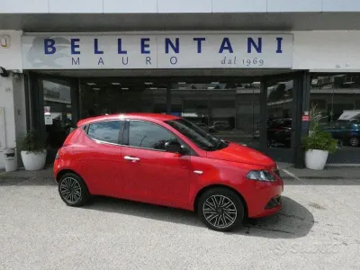 Używany Lancia Ypsilon Gold 69 KM (50 kW) 2022 Czerwony Hatchback