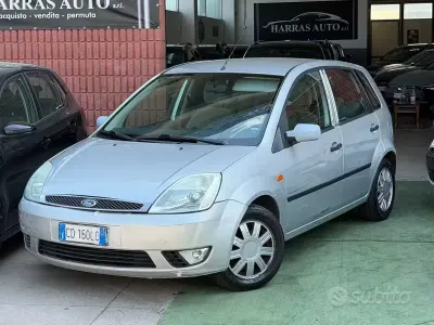 Usata Ford Fiesta Ghia 80 CV (58 kW) 2002 Grigio Utilitaria