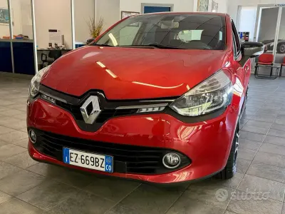 Usado Renault Clio IV 90 CV (66 kW) 2015 Rojo Berlina