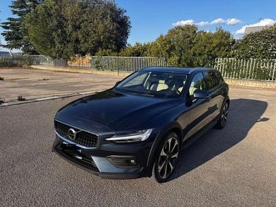 Usata Volvo V60 CC Ultimate 197 CV (144 kW) 2023 Blu/azzurro Station wagon