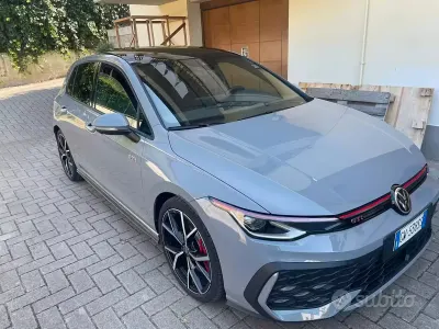 Usata VW Golf VIII GTI 265 CV (194 kW) 2025 Grigio Berlina