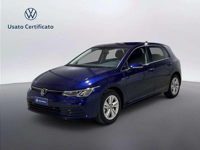 Usata VW Golf VIII Life 110 CV (80 kW) 2024 Atlantic blue metallizzato Berlina