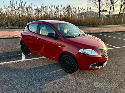 Usata Lancia Ypsilon 69 CV (50 kW) 2014 Rosso Utilitaria