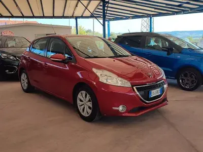 Usata Peugeot 208 Business-Line 68 CV (50 kW) 2014 Rosso Utilitaria