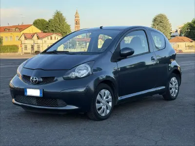 Usata Toyota Aygo Sol 68 CV (50 kW) 2005 Grigio Utilitaria
