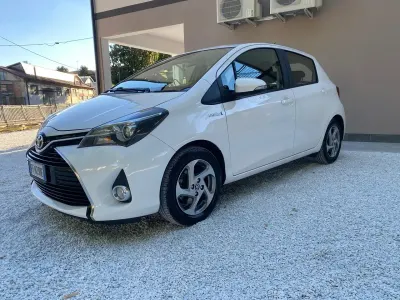 Usata Toyota Yaris Hybrid Active 73 CV (53 kW) 2016 Bianco Berlina