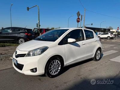 Usata Toyota Yaris Lounge 69 CV (50 kW) 2013 Bianco Utilitaria