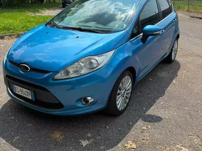 Usata Ford Fiesta 97 CV (71 kW) 2011 Bluazzurro Berlina