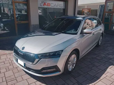Usata Skoda Octavia Executive 116 CV (85 kW) 2023 Silver met Station wagon