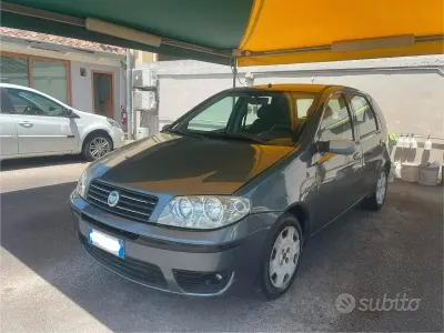 Usata Fiat Punto Dynamic 69 CV (50 kW) 2004 Grigio Utilitaria