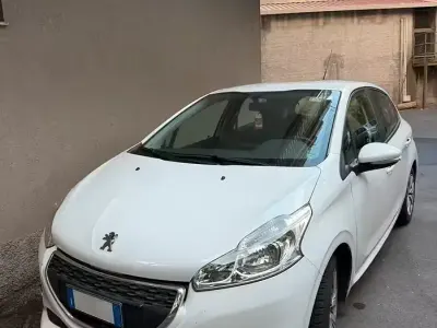 Usata Peugeot 208 Active 95 CV (69 kW) 2015 Bianco Utilitaria