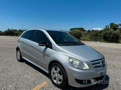 Usata Mercedes B180 Premium 116 CV (85 kW) 2010 Grigio Monovolume