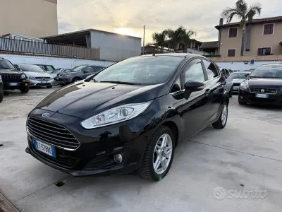 Usata Ford Fiesta Individual 100 CV (73 kW) 2013 Nero Berlina