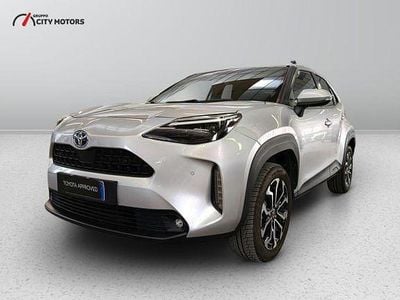 Begagnad Toyota Yaris Hybrid Trend 2022 Grå Pickup