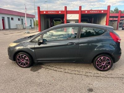 Begagnad Ford Fiesta 96 HK (70 kW) 2010 Blå Halvkombi