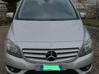 Käytetty Mercedes B180 109 HP (80 kW) 2012 Tila-auto