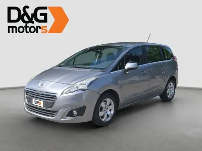 Usado Peugeot 5008 Active 115 HP (84 kW) 2015 Cinzento Monovolume