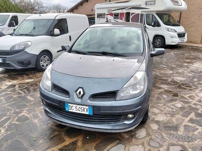 Usata Renault Clio II Dynamique 85 CV (62 kW) 2006 Blu Berlina