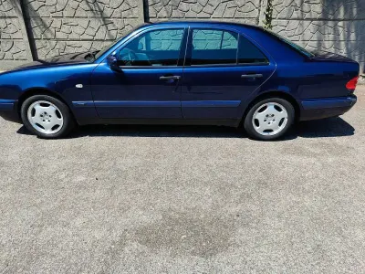 Usata Mercedes 200 Classic 186 CV (136 kW) 1998 Blu/azzurro Berlina
