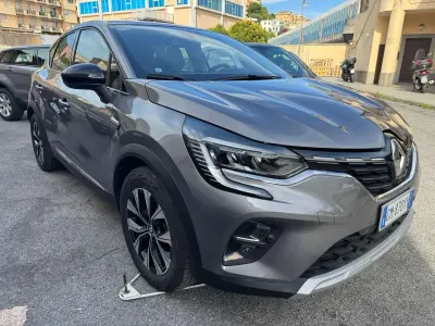 Usata Renault Captur Engineered 94 CV (69 kW) 2023 Grigio SUV