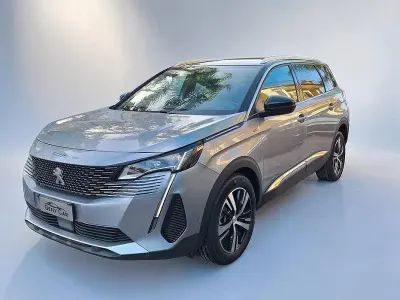 Usado Peugeot 5008 GT 131 CV (96 kW) 2023 Gris SUV