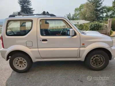 Usata Suzuki Jimny 86 CV (63 kW) 2010 Grigio SUV