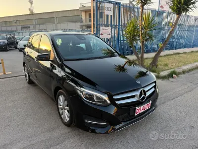 Usata Mercedes B180 Premium 109 CV (80 kW) 2018 Nero Utilitaria