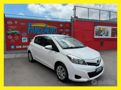 Usata Toyota Yaris Lounge 69 CV (50 kW) 2011 Bianco Utilitaria