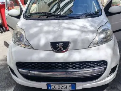 Usata Peugeot 107 Active 68 CV (50 kW) 2011 Bianco Utilitaria