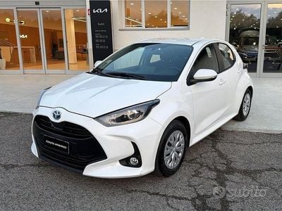 Usata Toyota Yaris Hybrid Active 92 CV (67 kW) 2023 Bianco Berlina