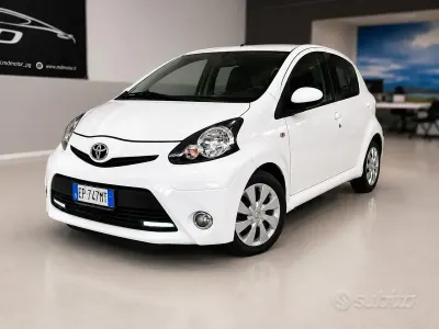 Usata Toyota Aygo Connect Style 68 CV (50 kW) 2012 Bianco Utilitaria
