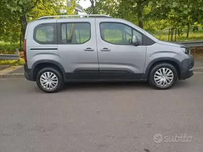 Begagnad Peugeot Rifter Allure 102 HK (75 kW) 2019 Grå Minibuss