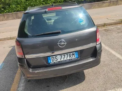 Usata Opel Astra 173 CV (127 kW) 2008 Marrone Station wagon