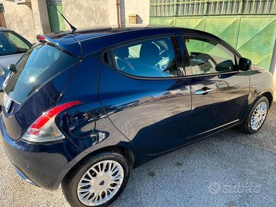 Usata Lancia Ypsilon Gold 69 CV (50 kW) 2017 Blu Utilitaria