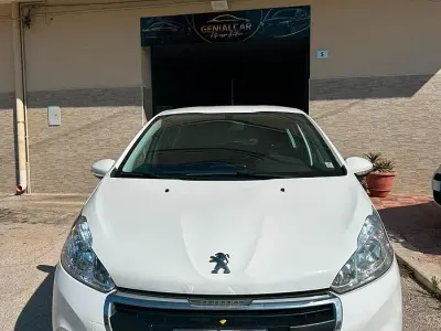 Usata Peugeot 208 Active 68 CV (50 kW) 2015 Bianco Utilitaria