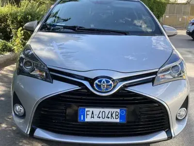 Usata Toyota Yaris Hybrid Style 75 CV (55 kW) 2015 Argento Berlina
